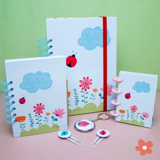 Geschenkset mit fröhlichen Marienkäfer- und Blumenmotiven